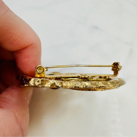 Vintage Circle Flower Brooch Pin Black Enamel Gold Tone with Detailed Leaf 2.5” - Picture 7 of 9